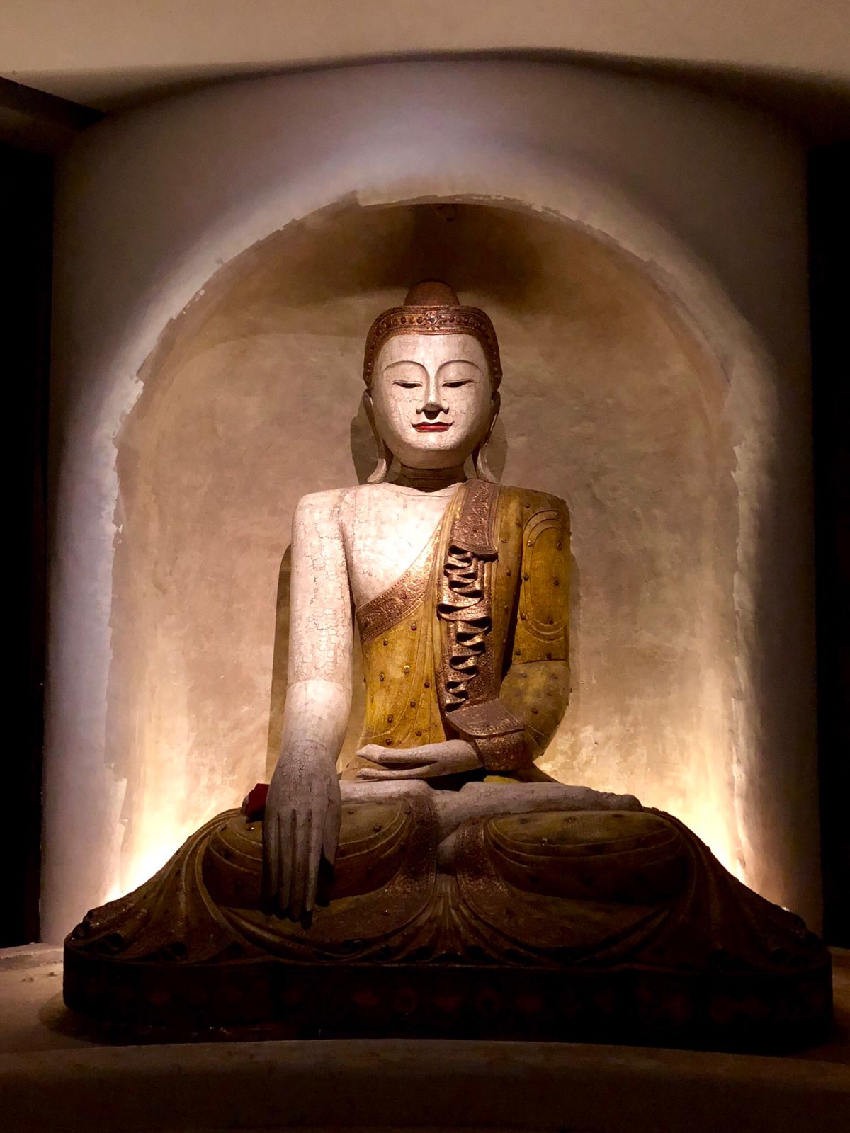 Estatua de Buddha en nicho de piedra