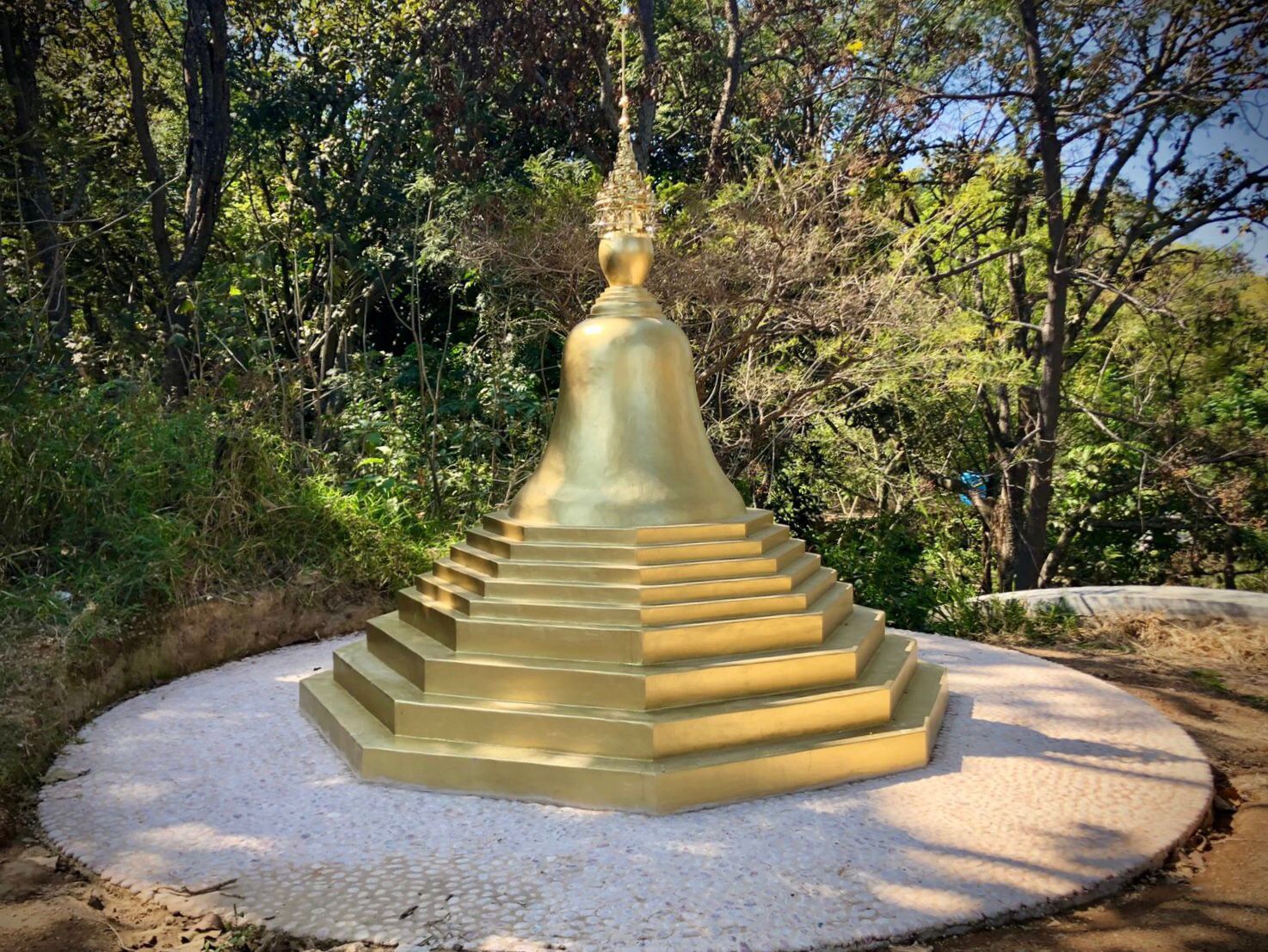 Chedi en el monasterio