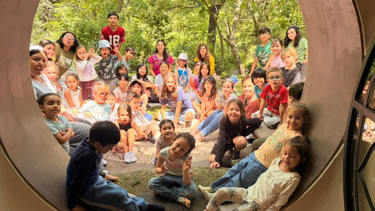 Un grupo de niños en la entrada del monasterio