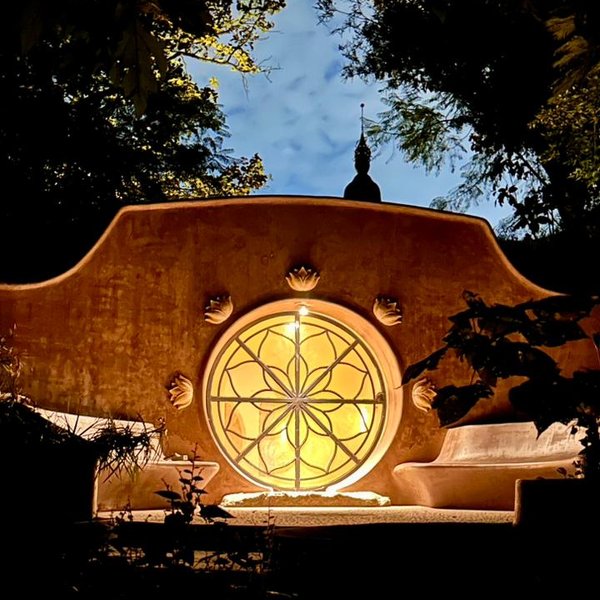 Ventana mandala iluminada de noche