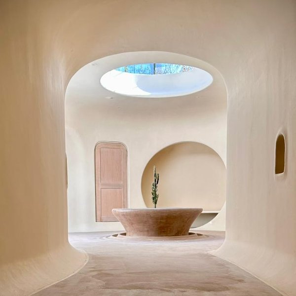 Interior del monasterio con arco